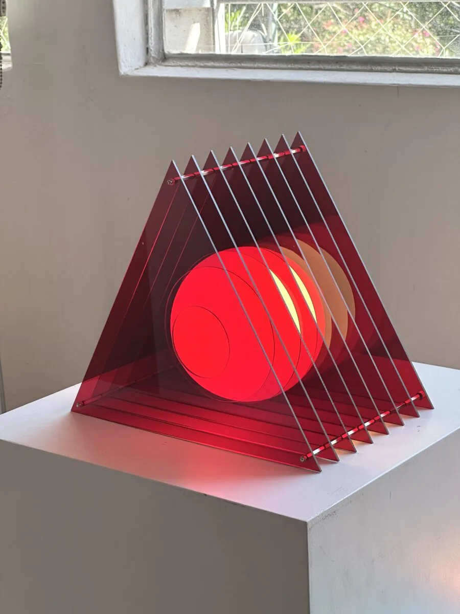 Lámpara Infinite Triangular Grande, otra vista