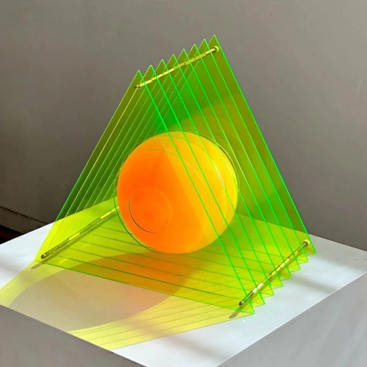 Lámpara Infinite Triangular Grande