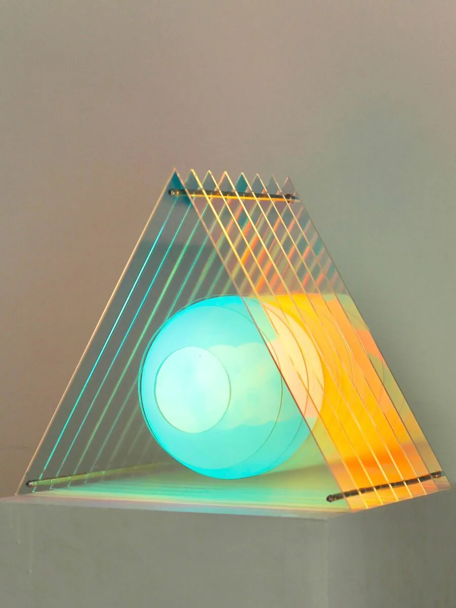 Lámpara Infinite Triangular Grande Iris, otra vista
